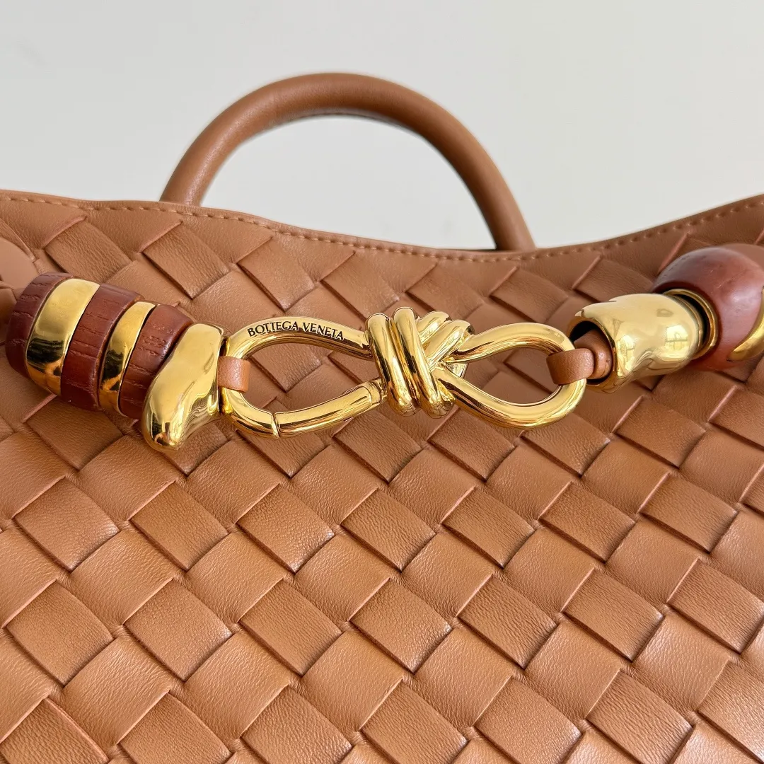 The new Andiamo batch of 3060 BV is shipped‼ ️The classic intercciato weaving process is used to create a soft bag, the metal knot is made of micro-cast aluminum using jewelry technology🪢, and the decorative beads are made of metal and hand-polished oak, allowing you to jump repeatedly between elegance and fun💃, making it unpredictable. Classic and versatile, it shows off your temperament, and the bag has a large capacity, making it very convenient for daily commuting! It has a variety of carrying methods, the shoulder straps can be adjusted by yourself, the original lambskin feels soft and delicate, and the unisex style breaks gender boundaries and brings a more practical and long-lasting use experience. The Andiamo, which has both elegant and casual styles, perfectly interprets the "fashionable old money style". Style number: 743568+wood hardware Color: chestnut brown Size: 25*22*10.5cm